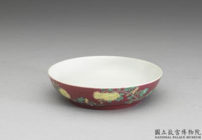 图片[2]-Dish with chrysanthemum in red ground in falangcai painted enamels, Qing dynasty, Yongzheng reign (1723-1735)-China Archive